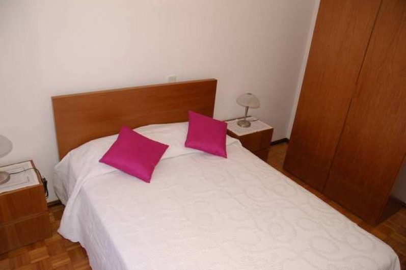 Location de vacances - Appartement à Faro - chambre N° 2 donnant cote rue et sud