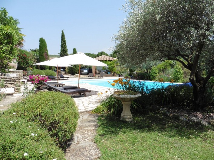 Location de vacances - Chambre d'hôtes à Entrechaux - L'accès à la piscine depuis les chambres.