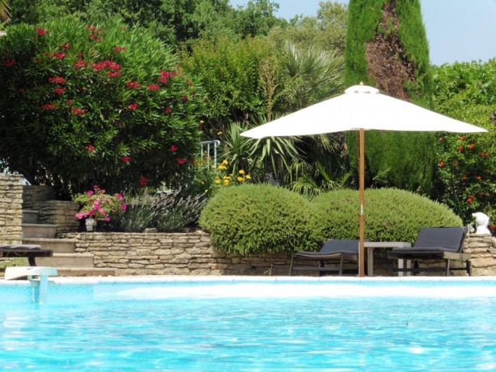 Location de vacances - Chambre d'hôtes à Entrechaux - Au bord de la piscine.