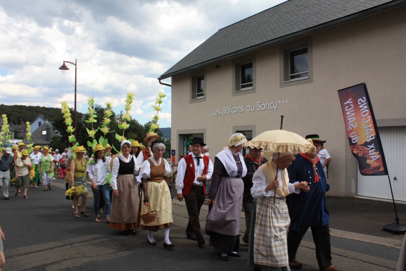 Location de vacances - Studio à Picherande - Défilé Fête de la Gentiane devant l'accueil de la résidence