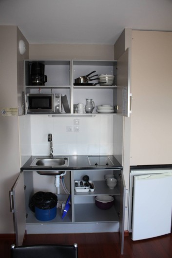Location de vacances - Studio à Picherande - Equipement et ustensiles coin cuisine