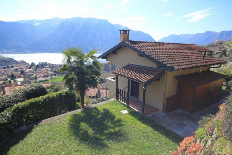 Location de vacances - Maison - Villa à Lenno - Vue du jardin privé et de la maison surplombant le lac