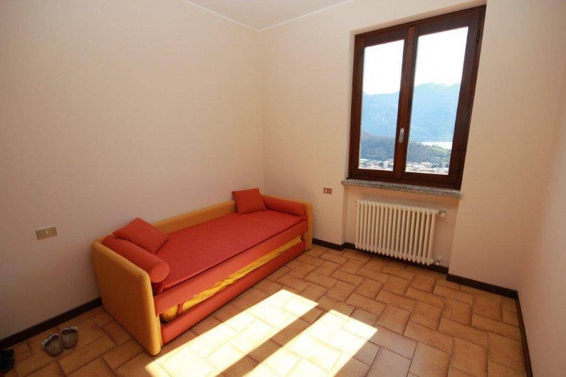 Location de vacances - Maison - Villa à Lenno - Chambre d'enfants avec canapé lit double / 2 lits simples + lits bébé