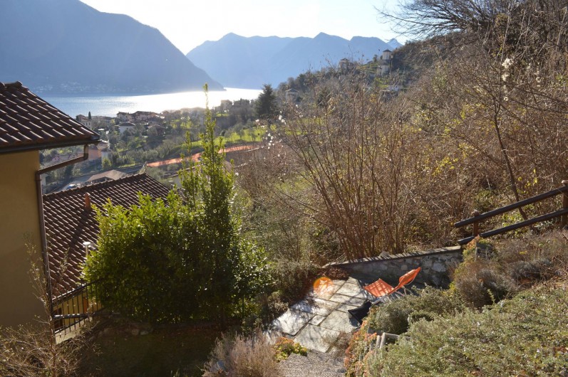Location de vacances - Maison - Villa à Lenno - Terrasse a l'arriére du jardin