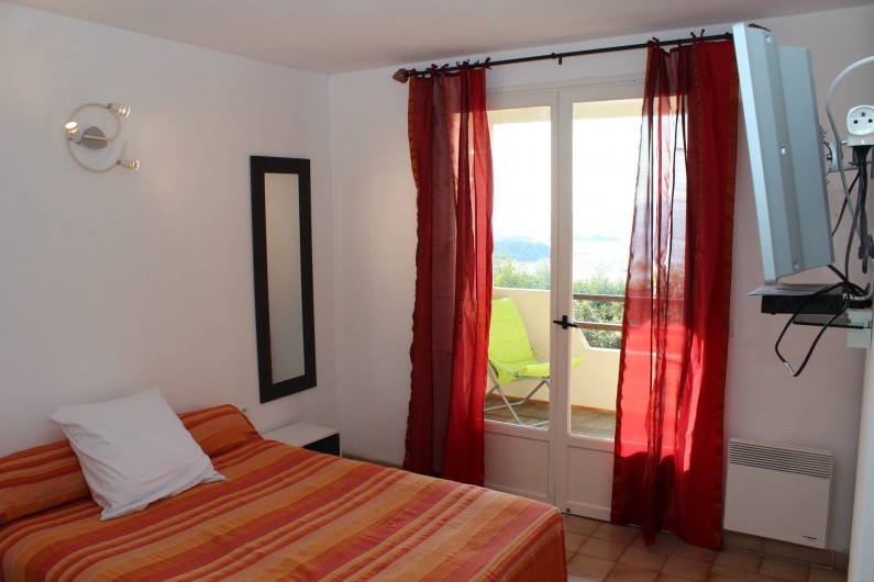 Location de vacances - Chambre d'hôtes à Porticcio - Chambre 1 rez de chaussée avec balcon vue mer