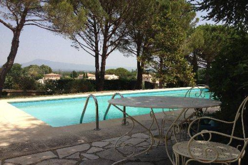 Location de vacances - Villa à Sarrians - piscine  vue sur le Mont Ventoux