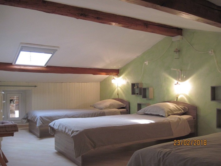 Location de vacances - Chambre d'hôtes à Pélussin - la chambre côté enfants avec 3 lits