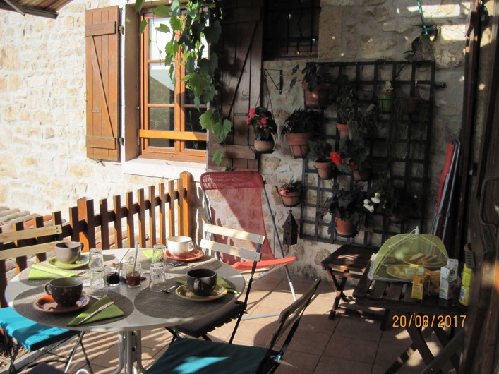 Location de vacances - Chambre d'hôtes à Pélussin - la terrasse pour le petit déjeuner à la belle saison