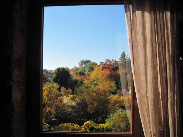 Location de vacances - Chambre d'hôtes à Pélussin - vue du jardin en automne