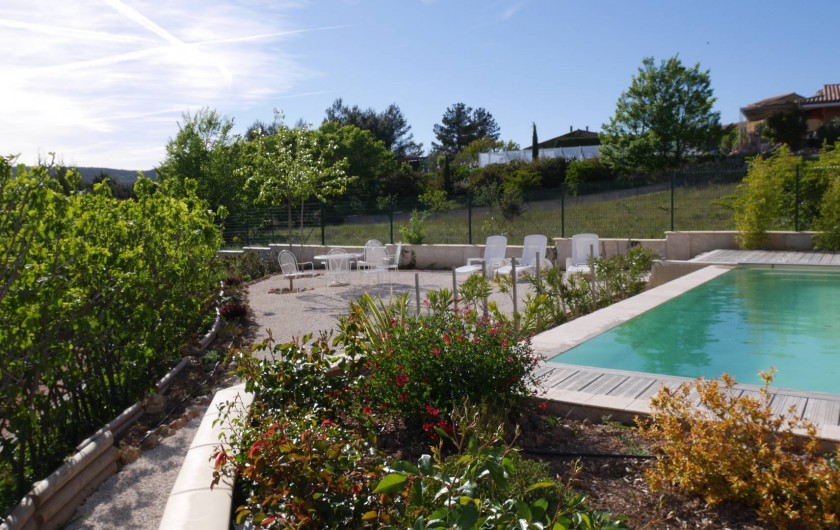 Location de vacances - Maison - Villa à Brue-Auriac - Fleurs, plantes et arbres, bains de soleil et piscine, tout y est...