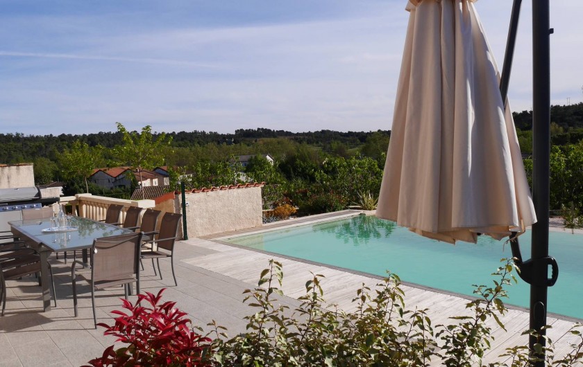 Location de vacances - Maison - Villa à Brue-Auriac - Coin repas devant la piscine....