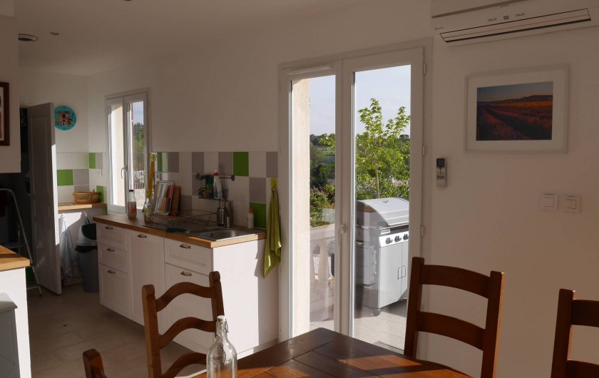 Location de vacances - Maison - Villa à Brue-Auriac - La cuisine avec vue sur terrasse et piscine