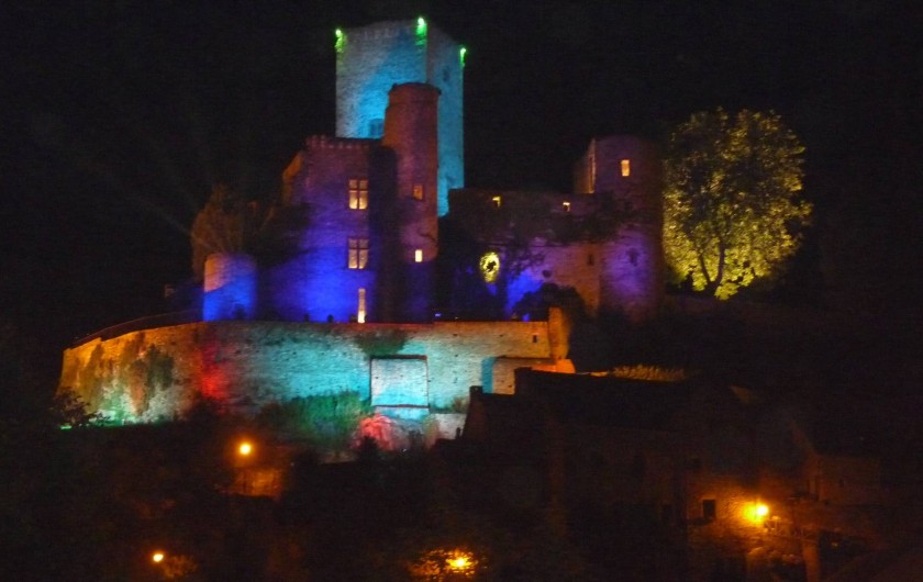 château illuminé lors des feux d'artifice en juillet