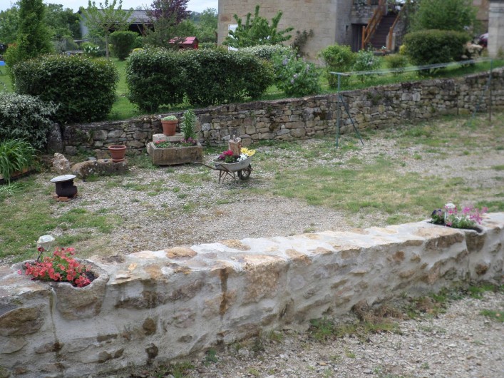 Location de vacances - Maison - Villa à Causse-et-Diège - la haie marque la limite avec le terrain de nos voisins