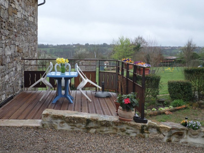 Location de vacances - Maison - Villa à Causse-et-Diège - la terrasse en face de la porte d'entrée