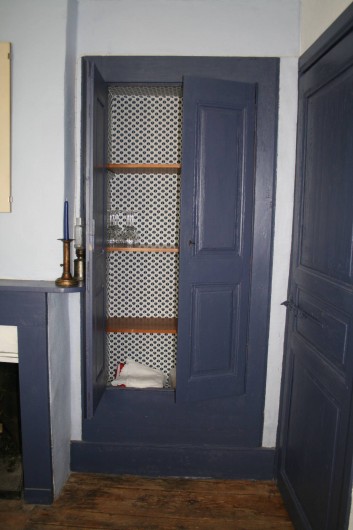 Location de vacances - Gîte à Marvejols - un aperçu du placard du séjour bleu et à droite porte de la chambre
