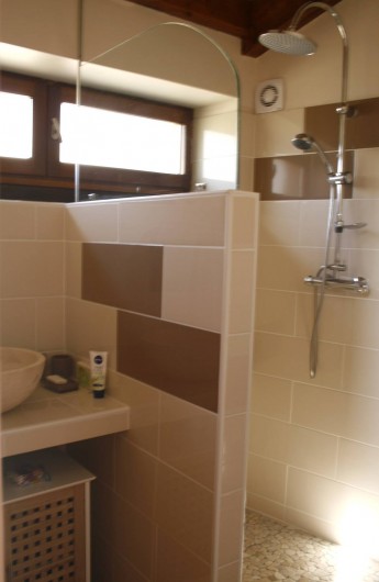 Location de vacances - Gîte à Marvejols - Salle de bain  avec lavabo et douche à l'italienne