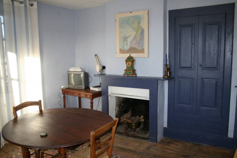 Location de vacances - Gîte à Marvejols - séjour en bleu au premier étage avec wifi