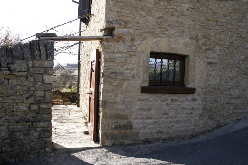 Location de vacances - Gîte à Marvejols - entrée et porte donnant sur la rue peu passante et fenêtre de la cuisine