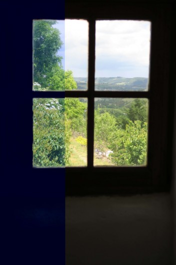 Location de vacances - Gîte à Marvejols - vue sur Marvejols par une petite fenêtre au nord "fenestrou"