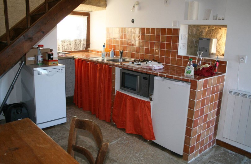 Location de vacances - Gîte à Marvejols - autre vue de la cuisine avec frigo, lave vaisselle et machine à laver le linge