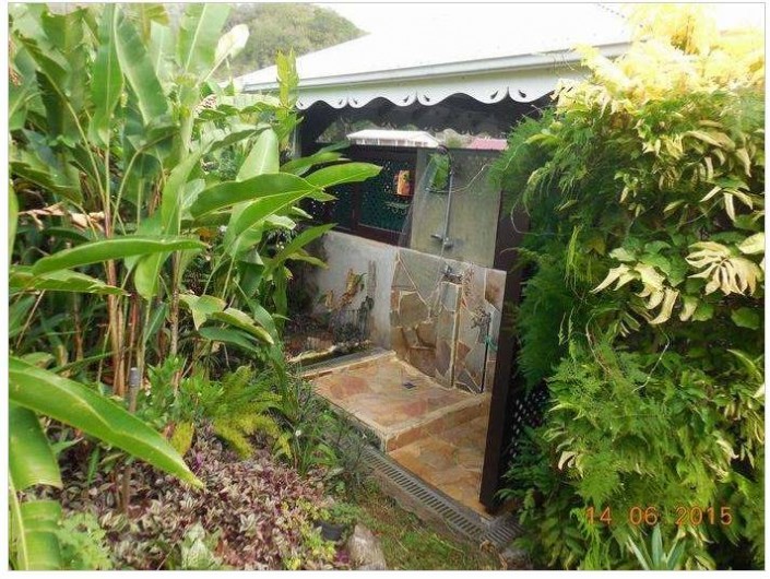 Location de vacances - Villa à Le Marin - espace douche extérieur eau chaude froide intime jouxtant le carbet