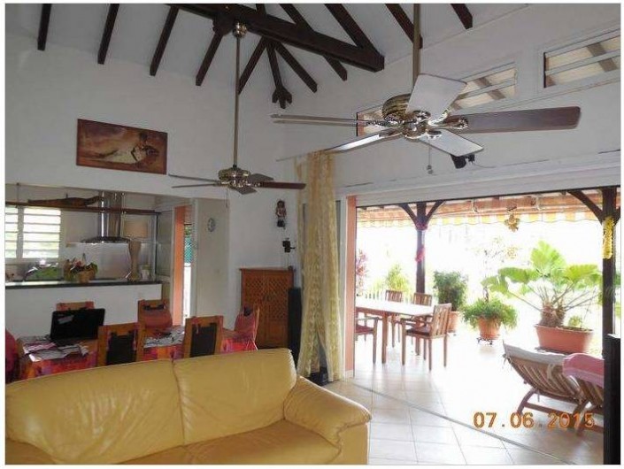 Location de vacances - Villa à Le Marin - salon séjour ouvert sur 3,5m sur la terrasse de 36m2