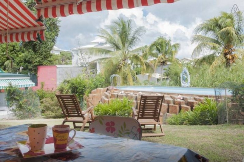 Location de vacances - Bungalow - Mobilhome à Sainte-Anne - Studio Poirier Colibri - Petit déjeuner, vue sur la piscine 