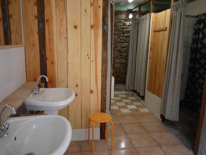 Location de vacances - Gîte à Saint-Rémy-de-Blot - Salle de bain 4 douches