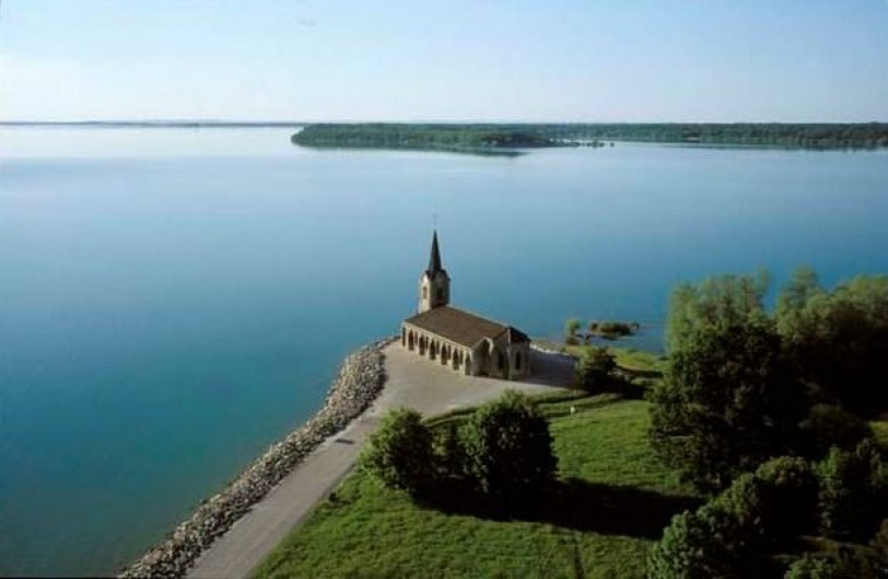 Location de vacances - Villa à Écollemont - Le Lac, son histoire, sa région et son architecture