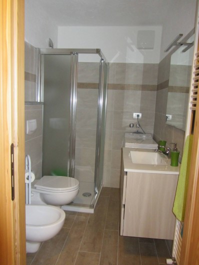 Location de vacances - Studio à Rhêmes-Notre-Dame - la salle de bain avec la douche et lave-linge