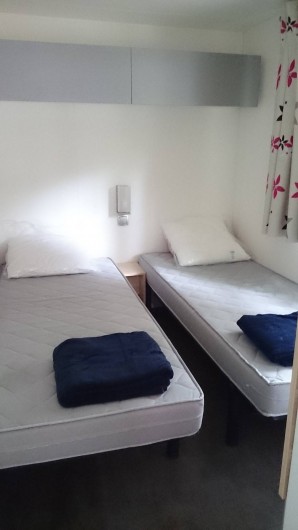 Location de vacances - Camping à Argelès-sur-Mer - deux chambres comme celles ci