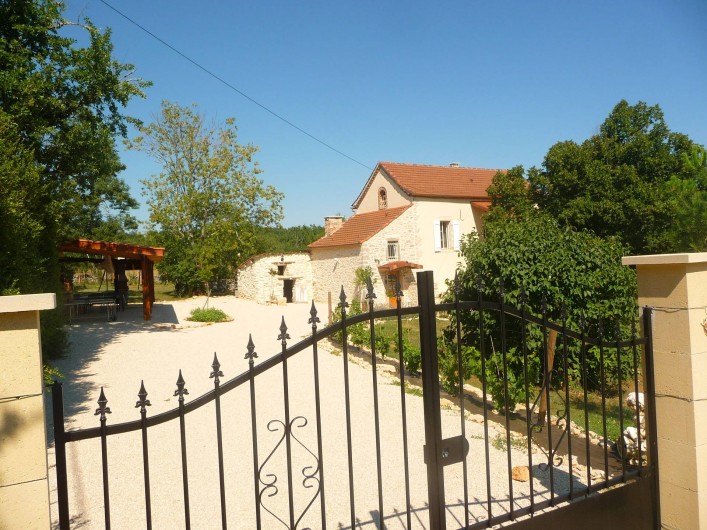 Location de vacances - Villa à Cahors - Allée principale. Propriété entièrement clôturé d'une surface de 2000 M2