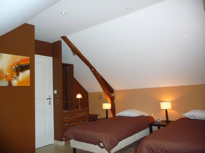 Location de vacances - Villa à Cahors - Chambre avec 2 lits en 90, TV, DVD , jeux pour les enfants .