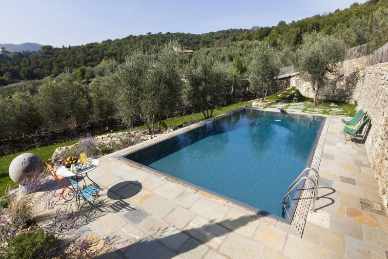 Location de vacances - Villa à San Donato In Collina - Piscine vu de la cour