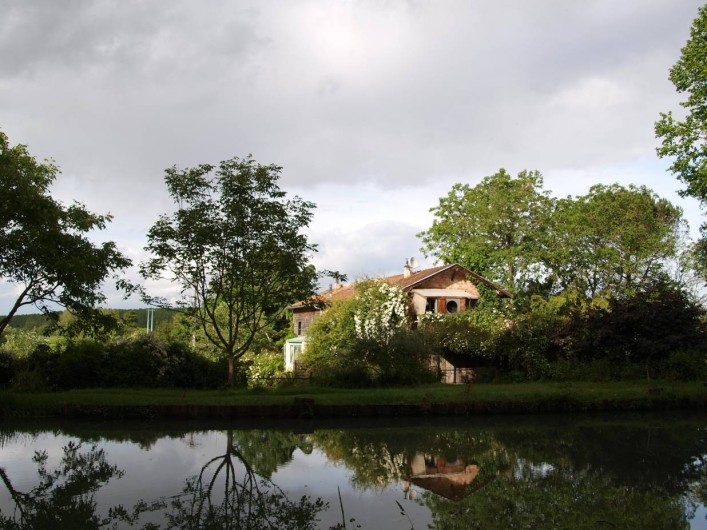 Location de vacances - Gîte à Meilhan-sur-Garonne - Vue générale du batiment depuis le canal