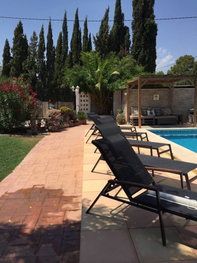 Location de vacances - Villa à Domeño - Belle villa de plein pied sur 900 m2 de jardin clôturé, avec piscine privée