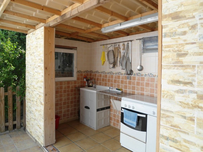 Location de vacances - Villa à Domeño - Voici une cuisine extérieure avec gazinière, évier, frigo, friteuse..