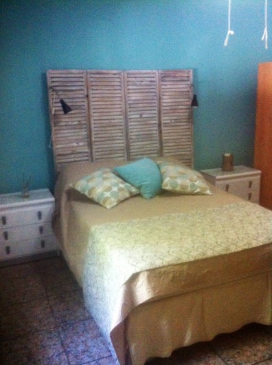 Location de vacances - Villa à Domeño - Très grande chambre familiale, avec un lit double et un lit superposé.