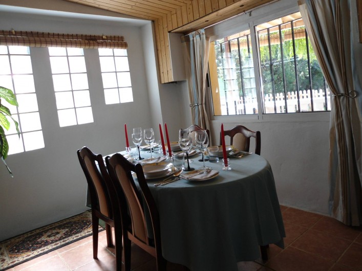 Location de vacances - Villa à Domeño - La salle à manger,  en cas de soirées fraîches (en début d'année).