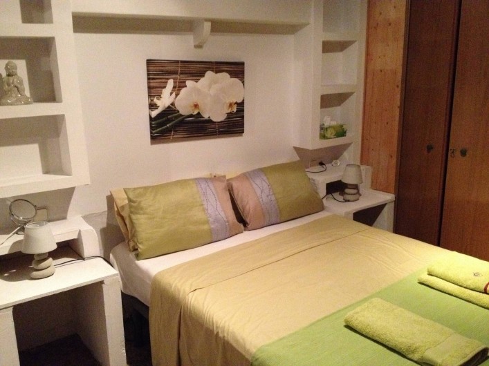 Location de vacances - Villa à Domeño - Première chambre pour 2 avec placard et climatisation.