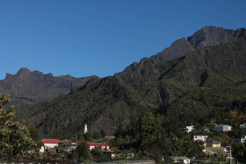 Location de vacances - Chalet à Cilaos - vue sur montagne et rempart