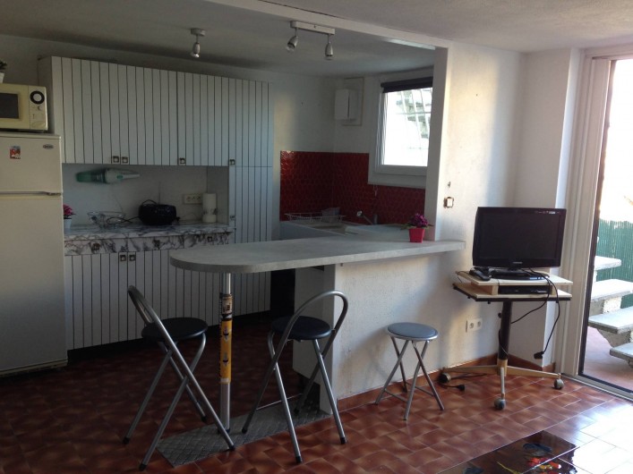 Location de vacances - Studio à Mandelieu-la-Napoule - coin repas cuisine avec vue mer