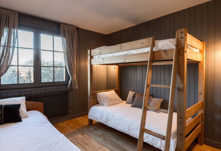 Location de vacances - Appartement à Combloux - Chambre enfants avec lit simple et lits superposés