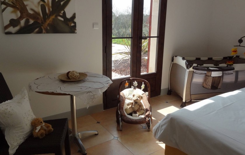 Location de vacances - Villa à Uzès - Room with baby bed