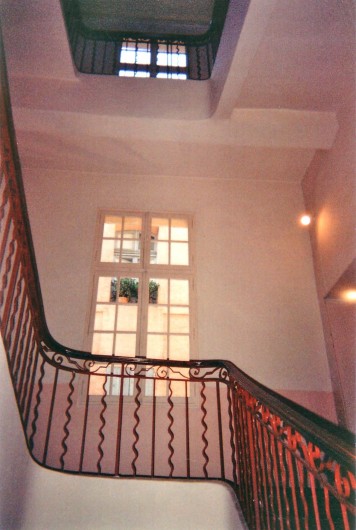 Location de vacances - Studio à Aix-en-Provence - Au premier étage avec ascenseur dans Hôtel Particulier Aixois sécurisé.