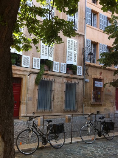 Location de vacances - Studio à Aix-en-Provence - A proximité station de bus, taxis, gare routière et gare Sncf.