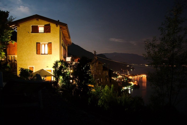Location de vacances - Appartement à Bellano - la maison et la vue la nuit