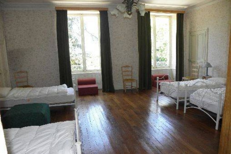 Location de vacances - Château - Manoir à Ourouer-les-Bourdelins - Chambre dortoir 4 lits et 3 chauffeuses