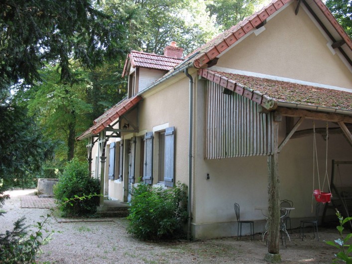 Location de vacances - Château - Manoir à Ourouer-les-Bourdelins - Petite maison dans le parc offrant 3 chambres avec chacune une sdb